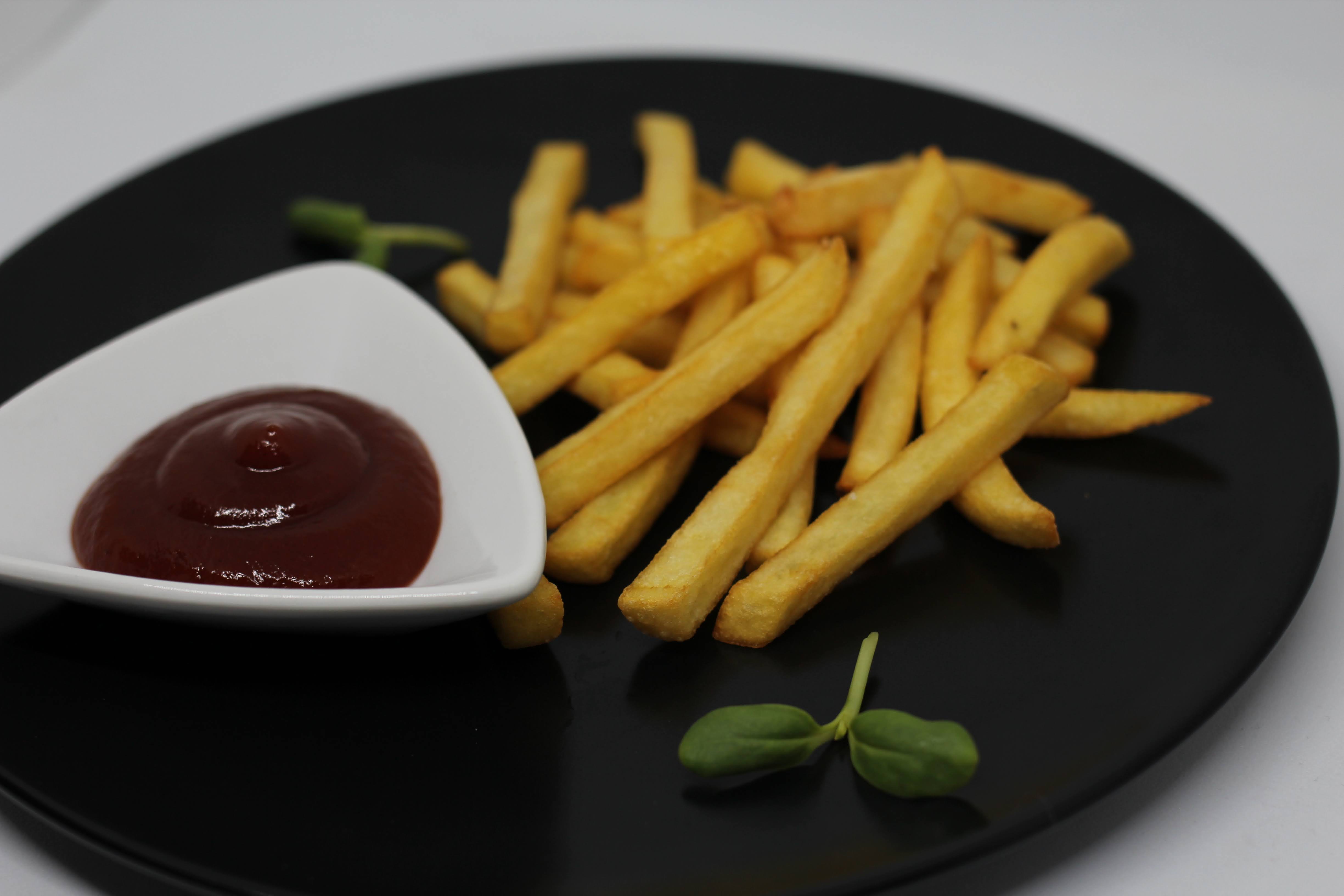 Картопля фрі з соусом