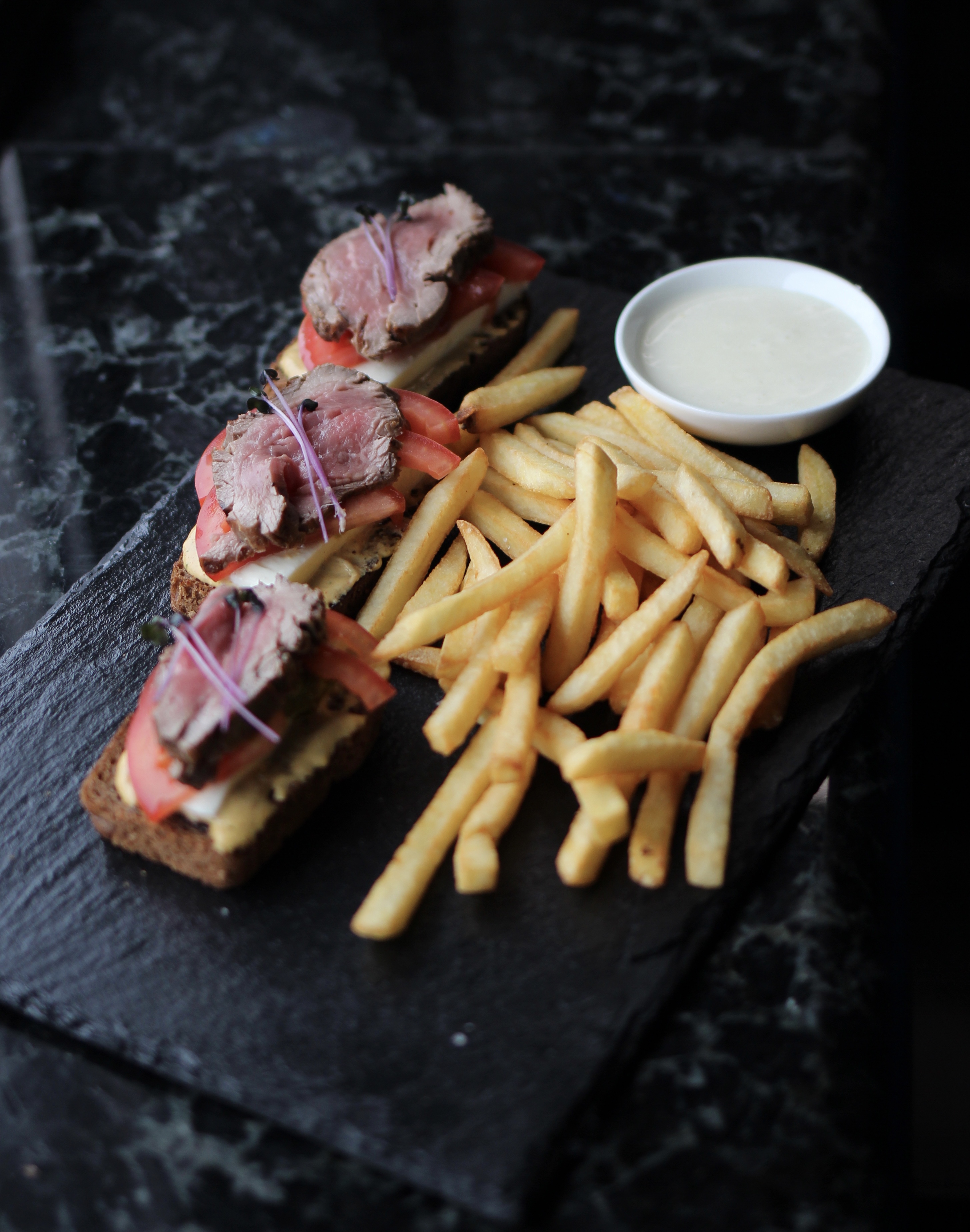 Тости з ростбіфом та моцарелою