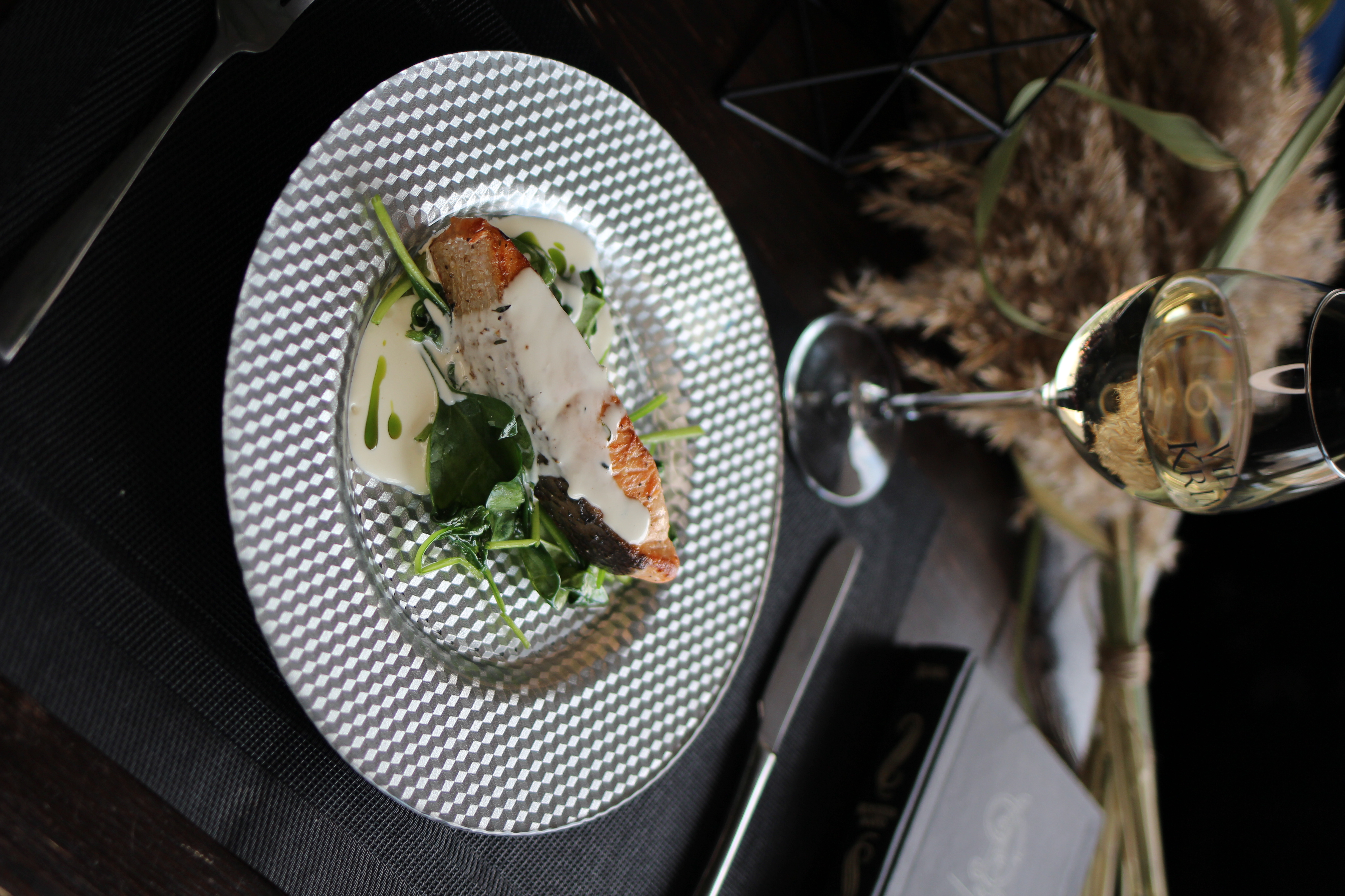 Стейк лосося з овочами песто