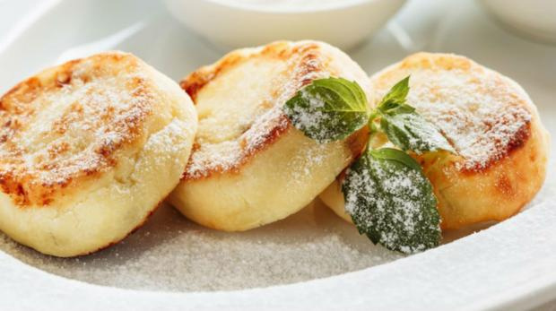 Сирники зі сметаною та згущеним молоком