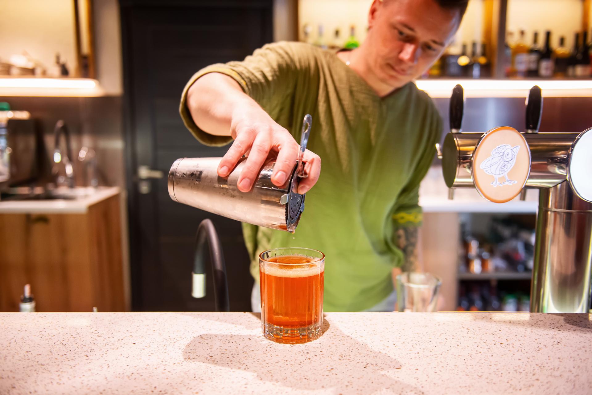 Бармен працює з Poster POS