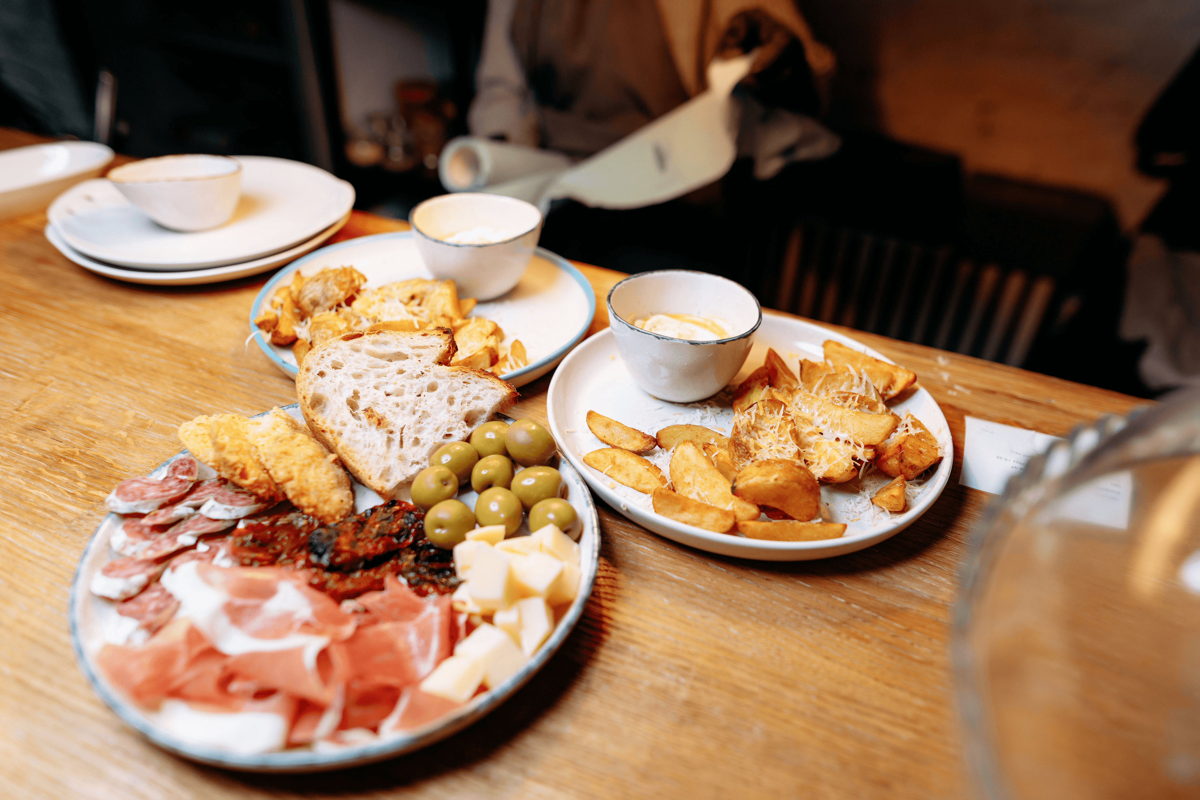 Бармен готує коктейль