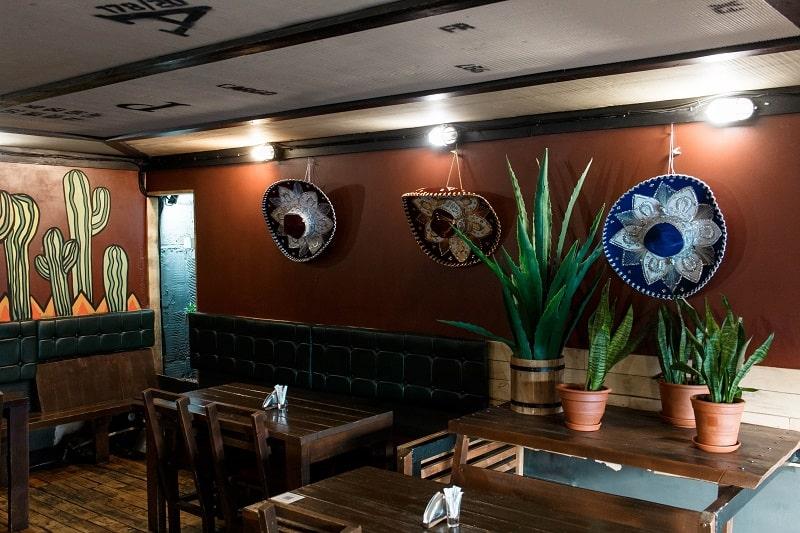 Интерьер кафе в традиционном мексиканском стиле