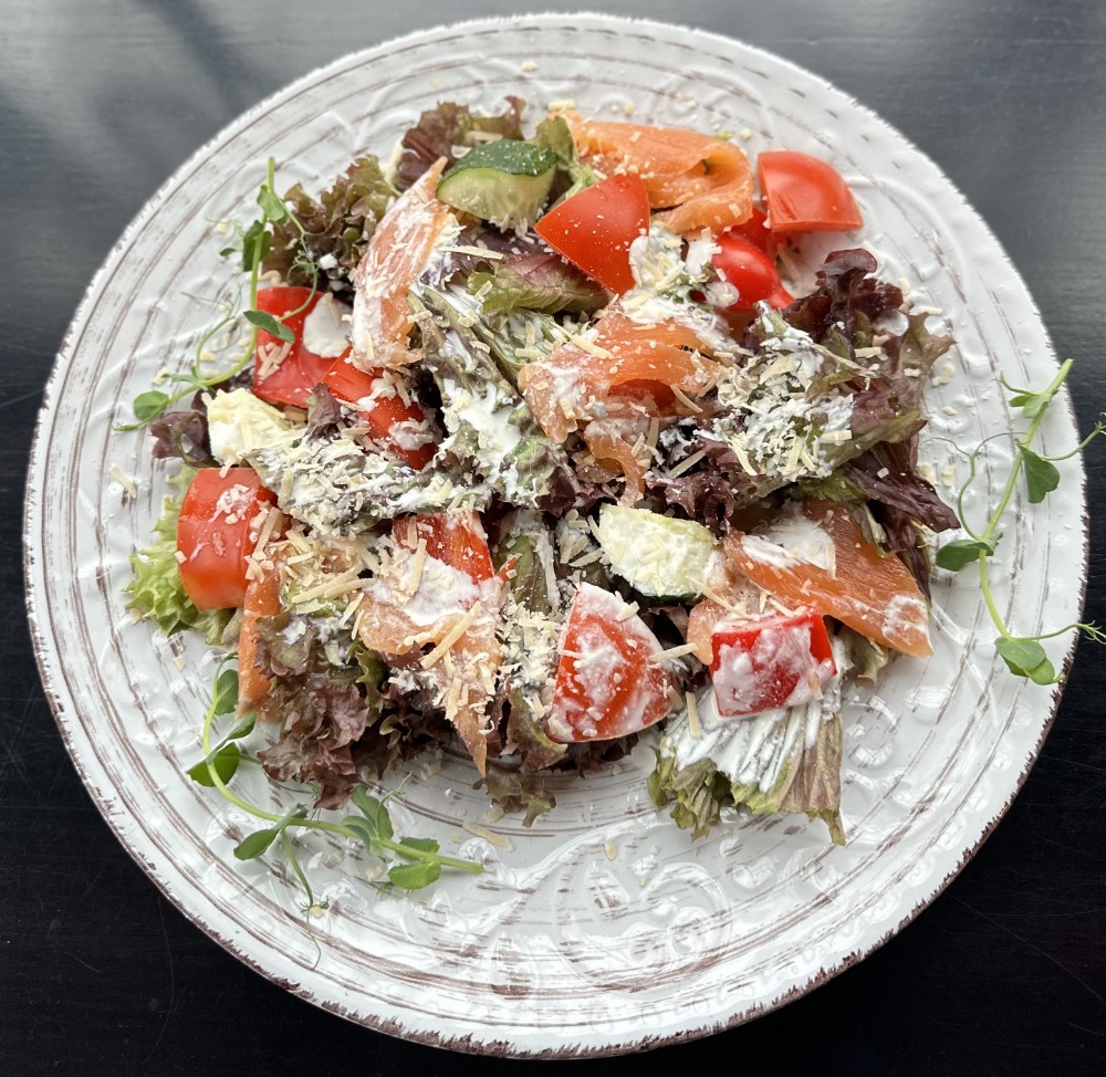 Салат овочевий з лососем та сиром дор-блю Glovo