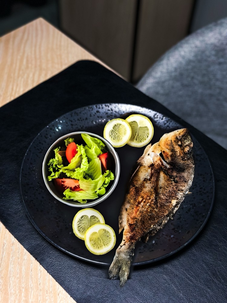 Дорадо з мікс салатом