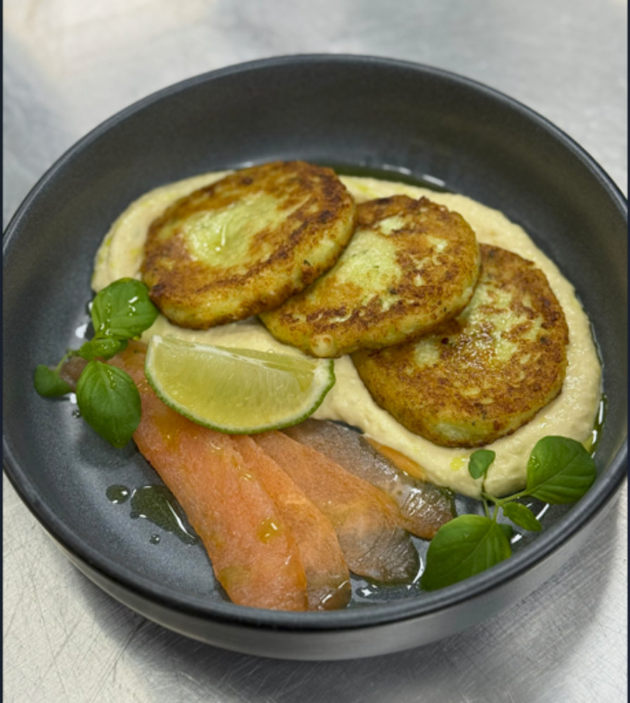 Сирники шпинатні з лососем та гарбузовим кремом