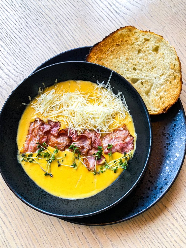 Картопляний крем суп з сиром чеддер та беконом