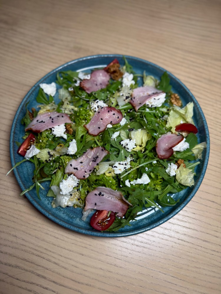 Салат з фетою та беконом
