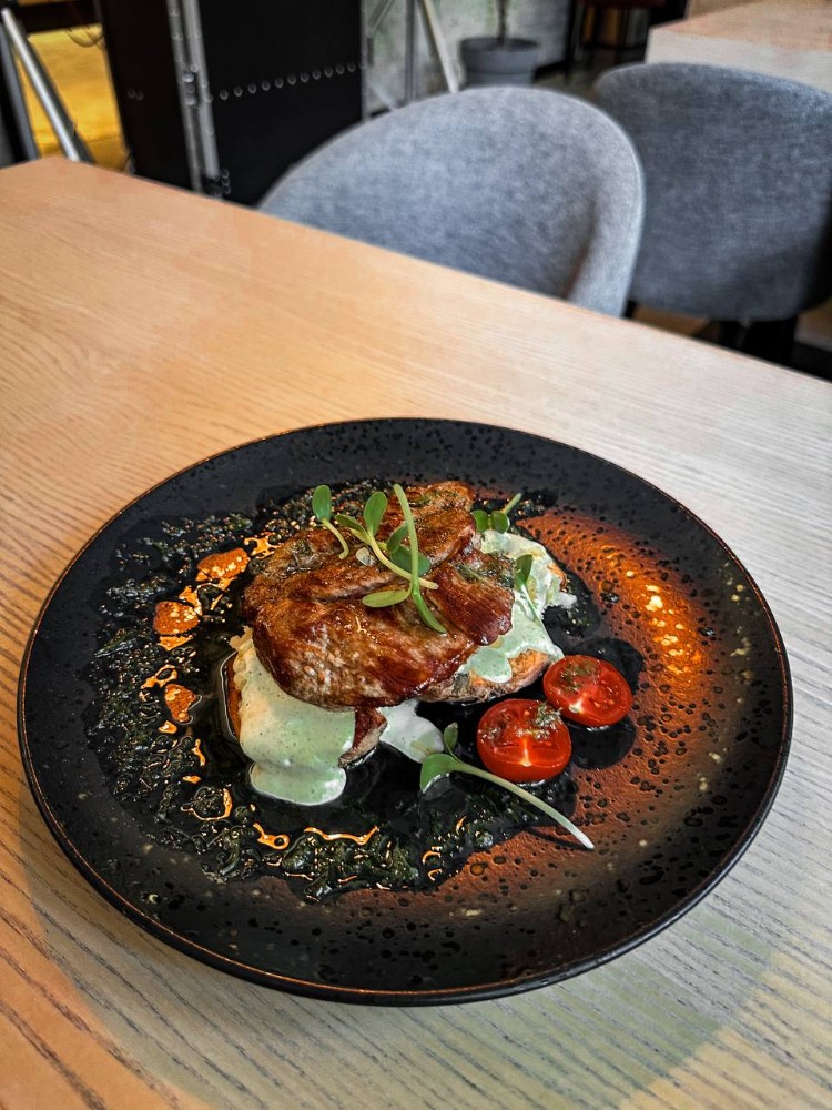 Стейк свинний на топченій картоплі