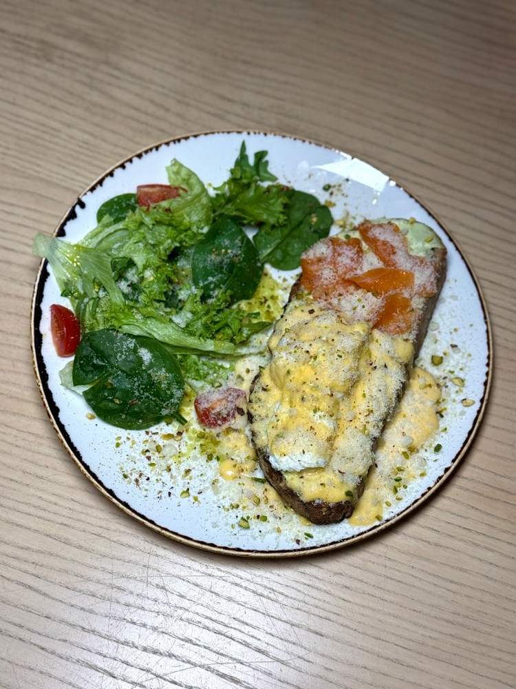 Авокадо тост з яйцем пашот