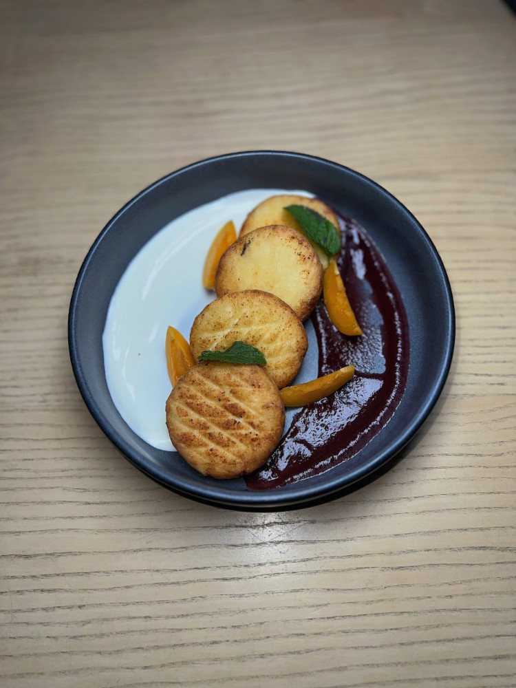 Сирники з сметаною та малиновим соусом