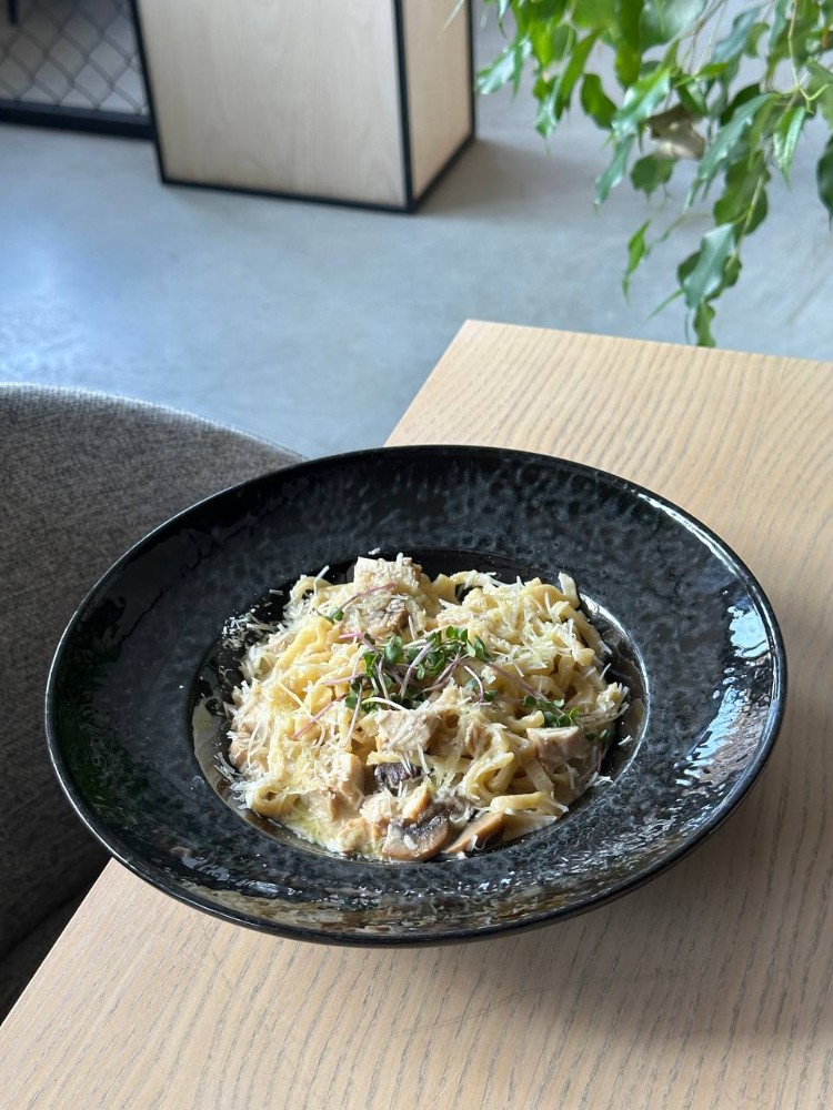 Паста з куркою та грибами