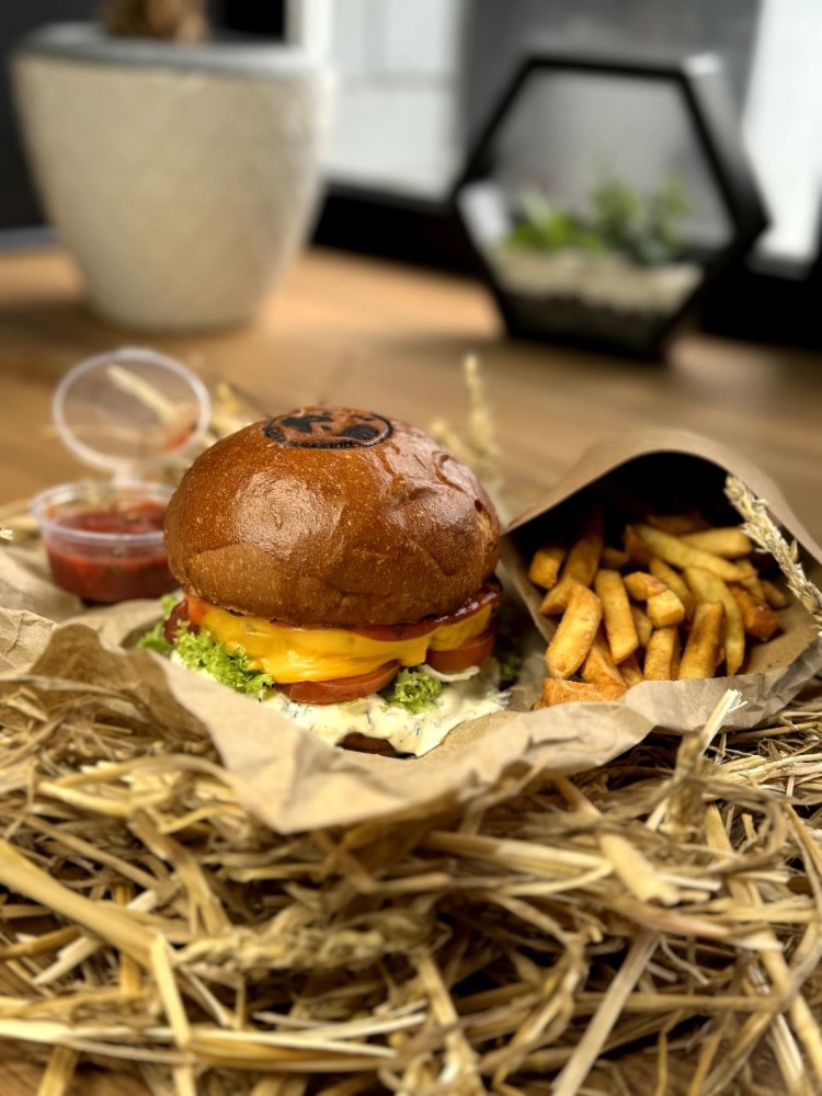 Бургер з куркою, картоплею фрі та фірмовим соусом