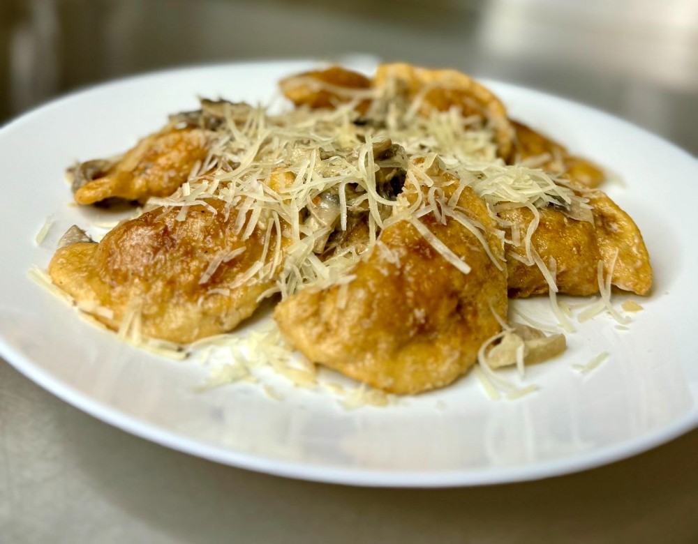 Вареники смажені з м'ясом в грибному соусі