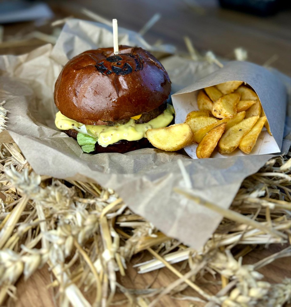 Бургер з телятиною та картоплею по-селянськи