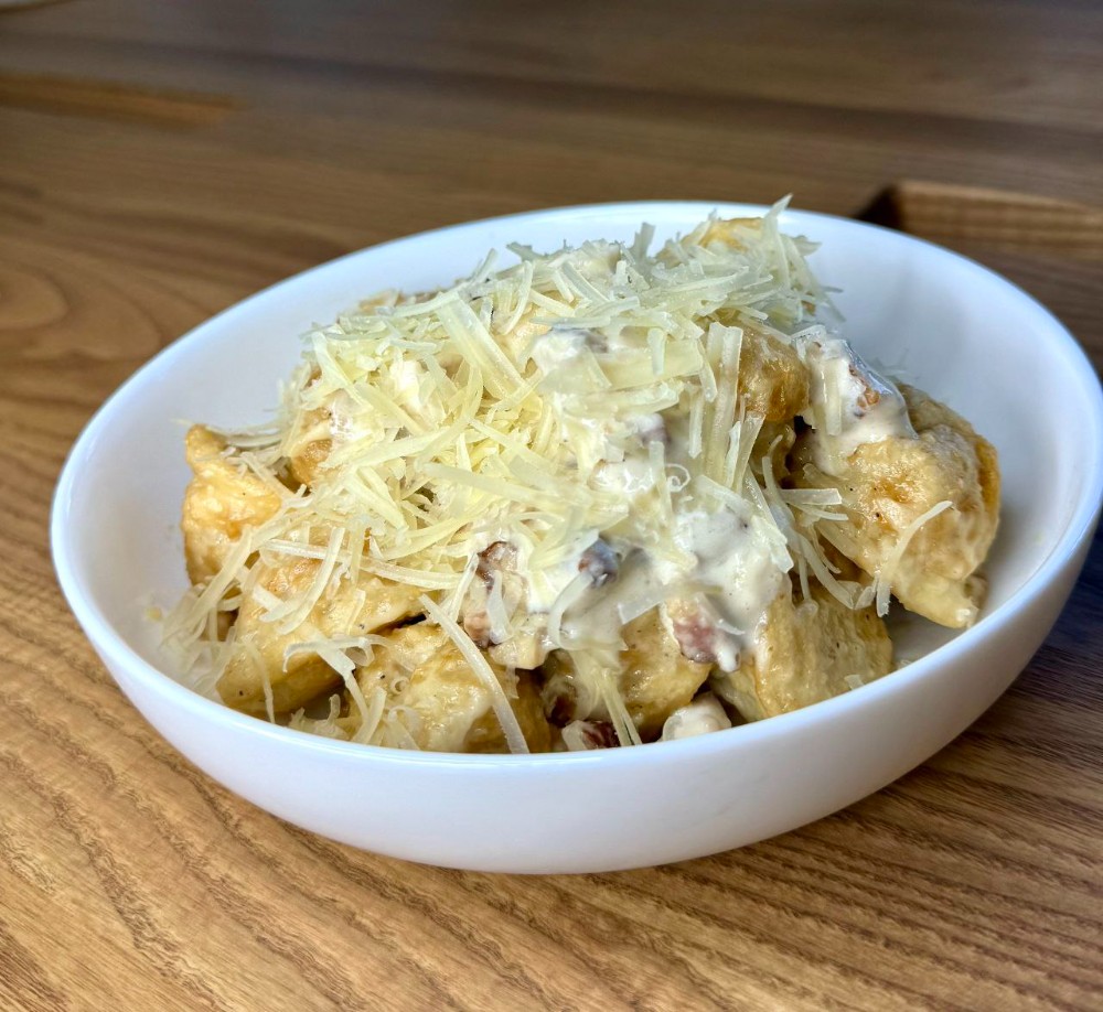 Пельмені смажені зі свининою з соусом Карбонара