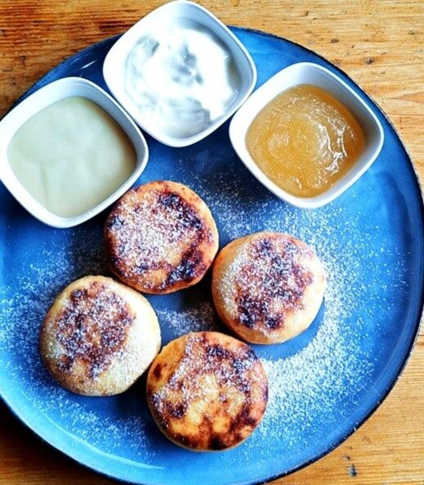 Cottage cheese pancakes with mango