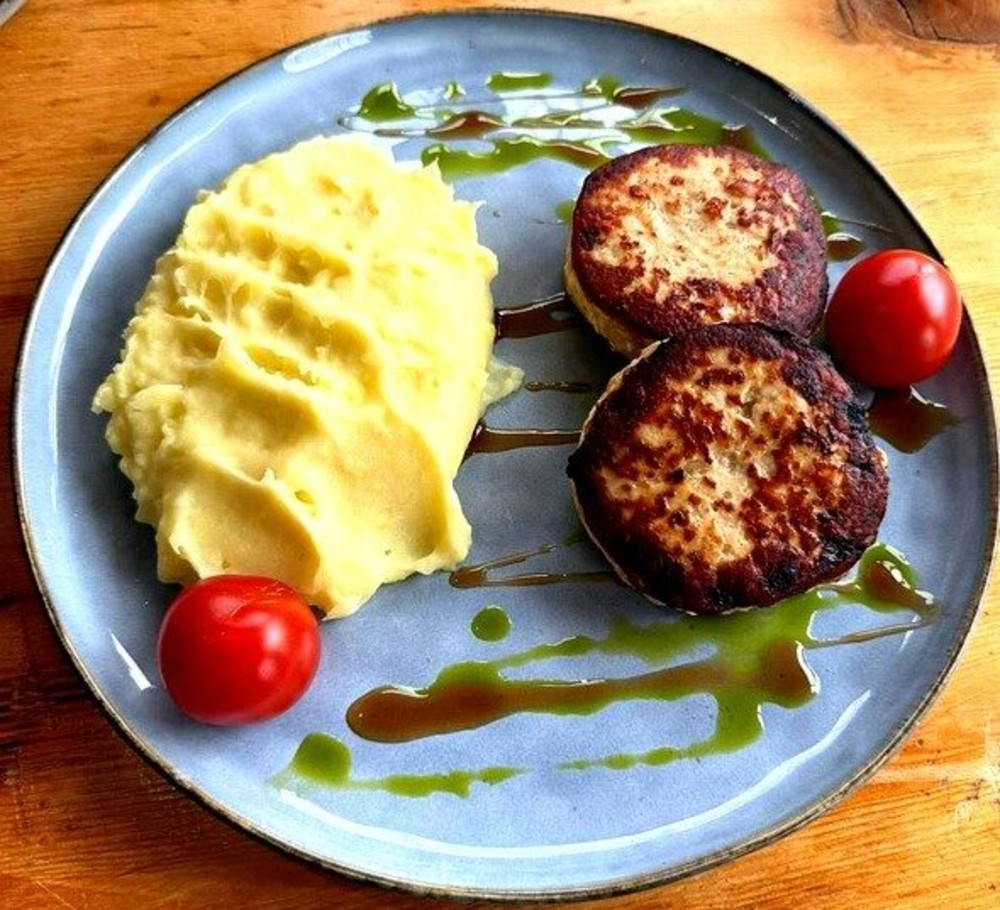 Chicken cutlets with mashed potatoes