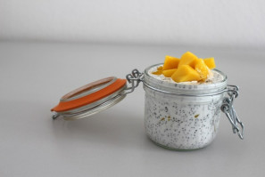 Chia pudding with mango 