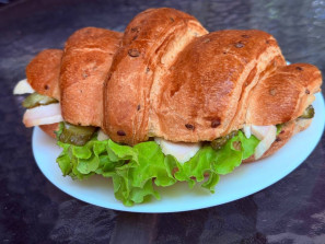 Круасан зерновий з куркою